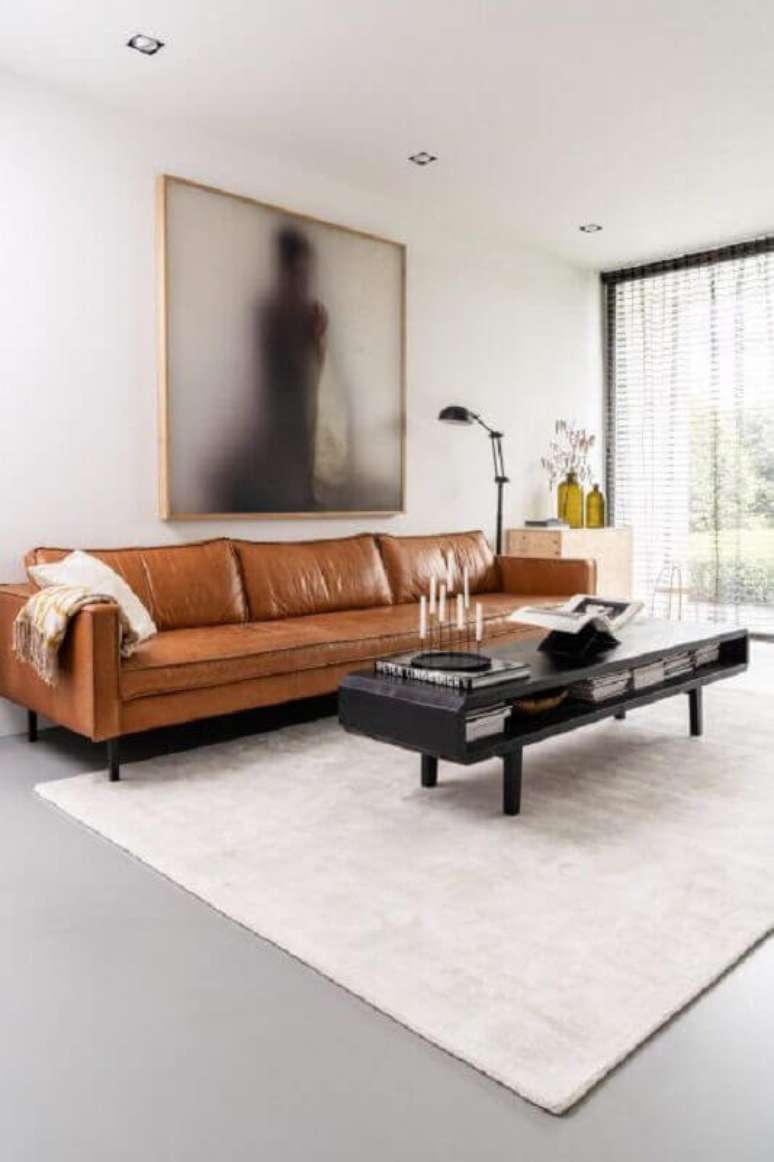 48. Sala minimalista moderna decorada com sof&aacute; marrom de couro &ndash; Foto: Futurist Architecture[