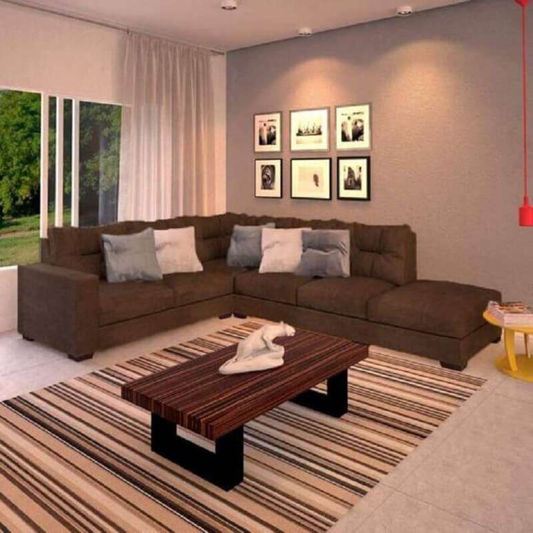 57. Sof&aacute; de canto marrom escuro para decora&ccedil;&atilde;o de sala simples com tapete listrado &ndash; Foto: Pinterest