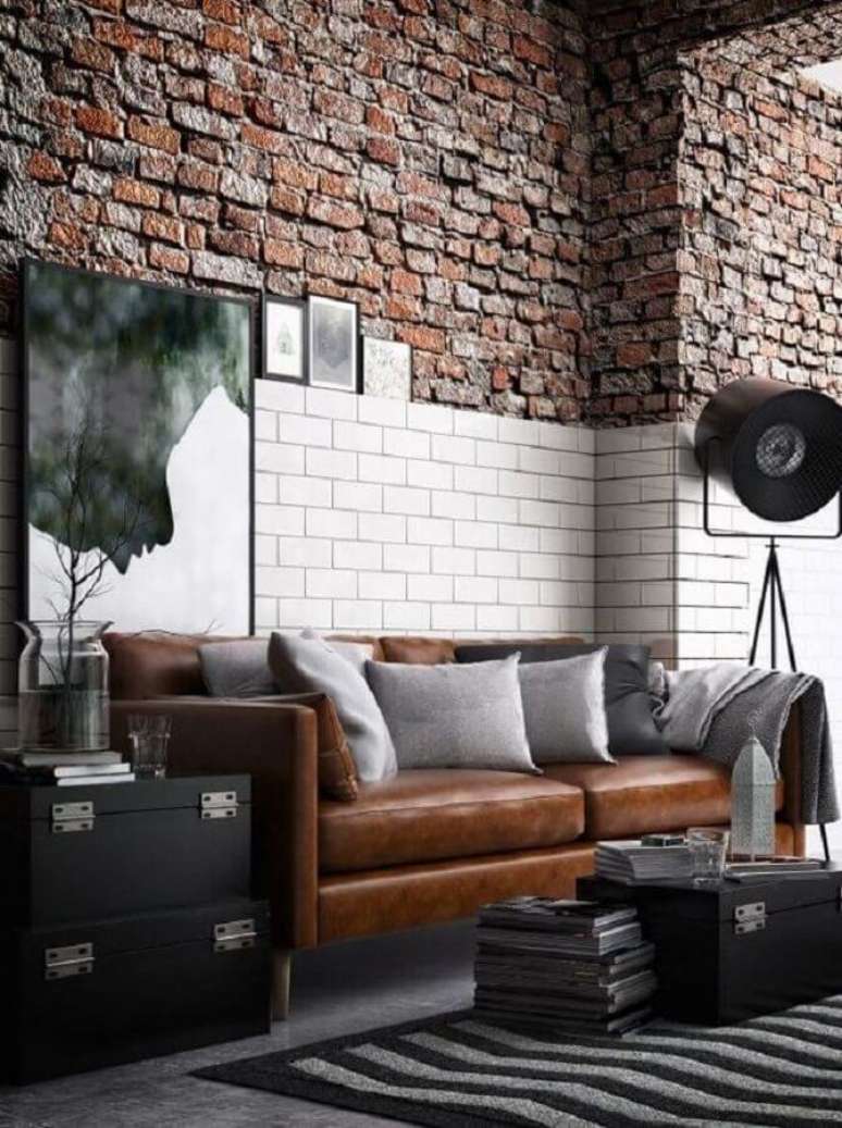 71. Sofá marrom de couro para decoração de sala com parede de tijolinho rústica – Foto: Home Stratosphere