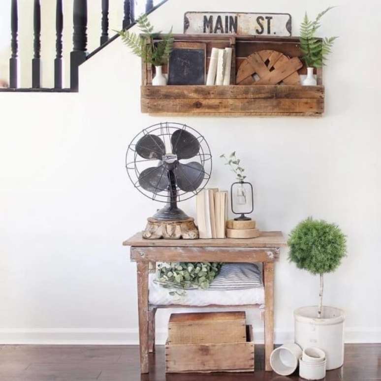 17. A prateleira de pallet traz um toque charmoso para o hall de entrada. Fonte: Caroline Bivens