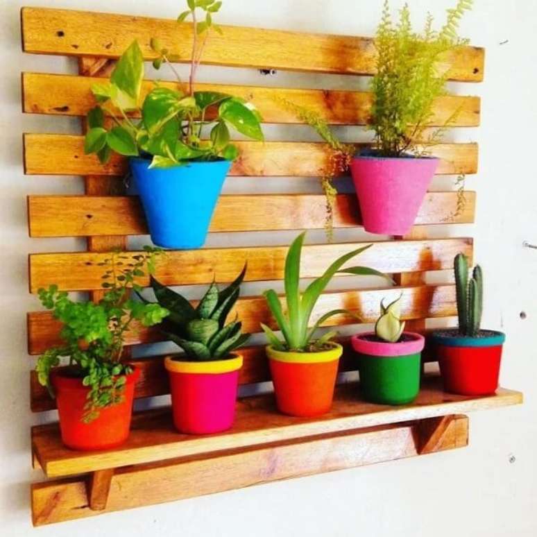 21. Vasos coloridos decoram a prateleira de pallet para plantas. Fonte: Sert&atilde;o Atelier Decora&ccedil;&atilde;o