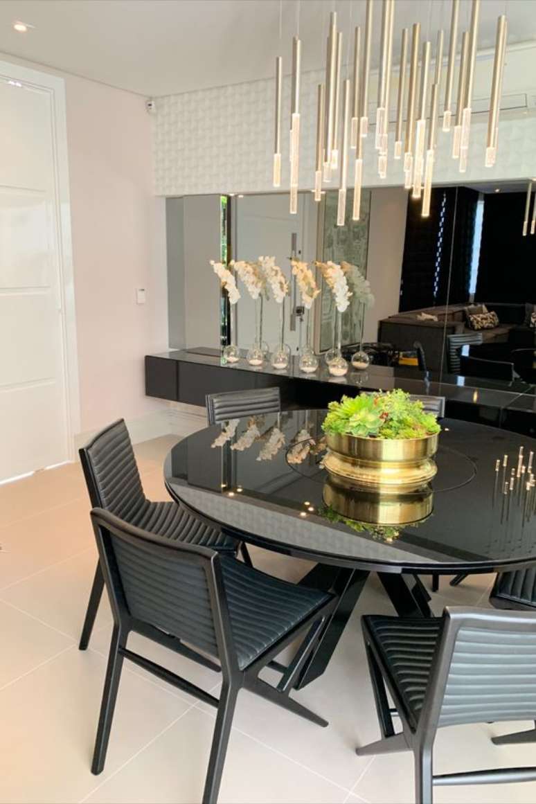5. Mesa de jantar pequena e preta na decoração luxuosa – Via: Nix Desing