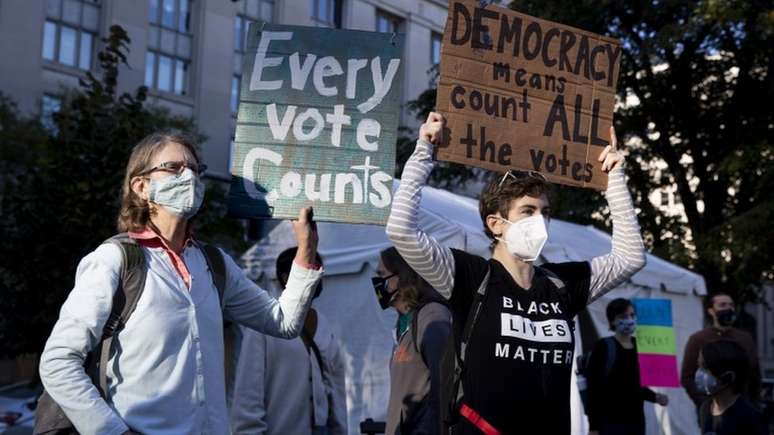Eleitores protestam contra estrat&eacute;gia de Trump de pedir que a contagem seja interrompida