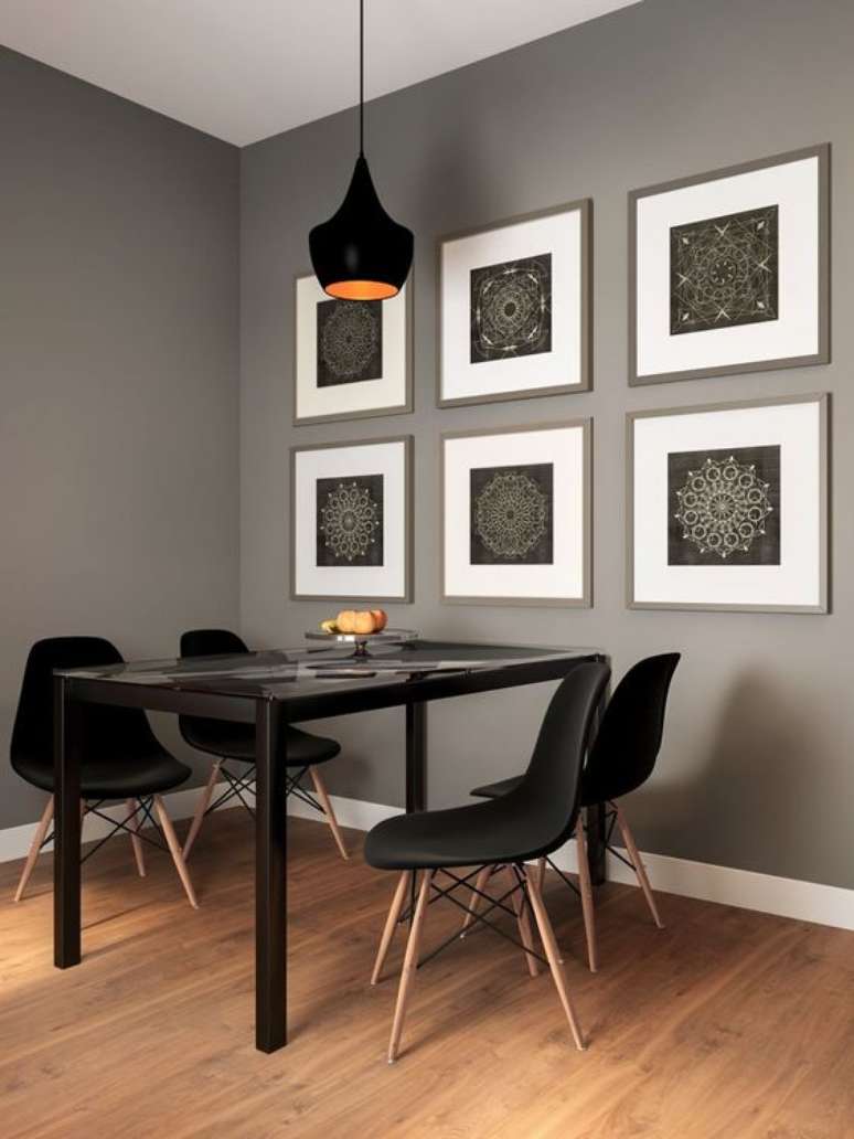 13. Mesa de jantar preta pequena na sala de jantar integrada e moderna – Via: Pinterest