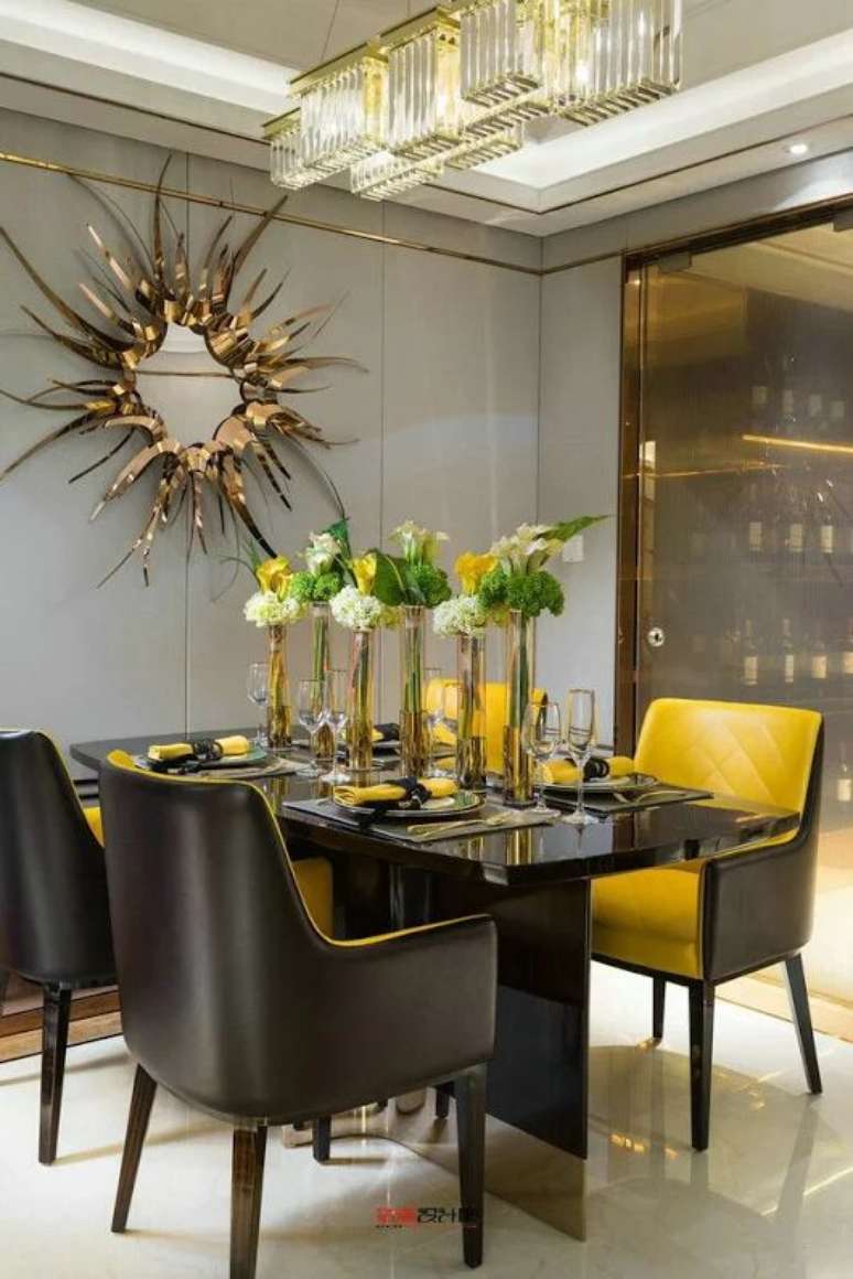 54. Mesa de jantar preta com cadeiras amarelas – Via: Revista Vd
