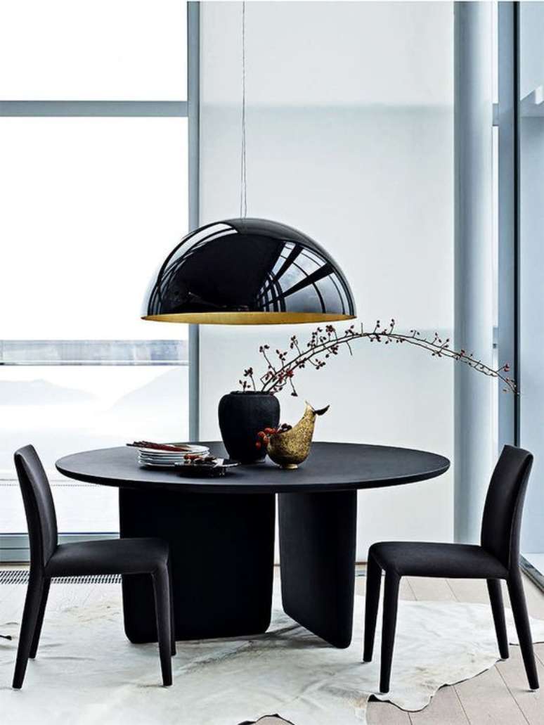 15. Mesa de jantar preta redonda com lustre preto retrô – Via: Arkpad