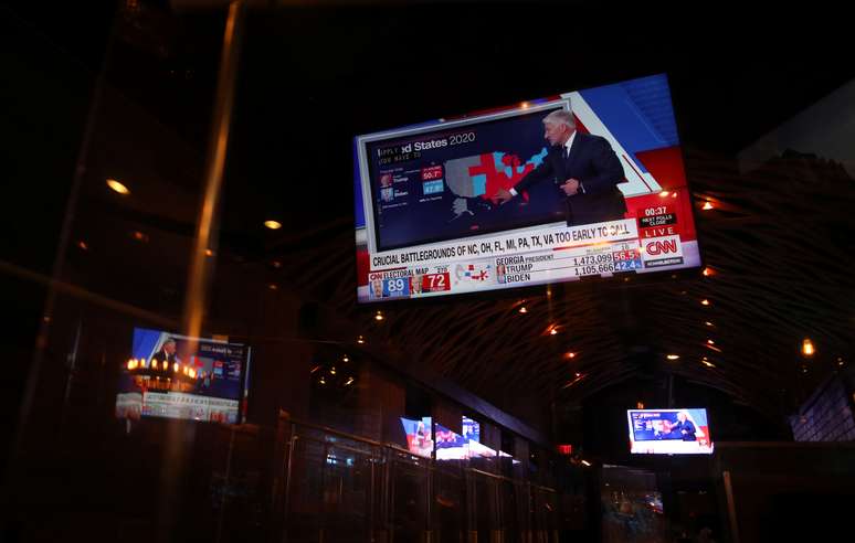 Pessoas acompanham pela TV apuração da eleição presidencial dos EUA em bar em Columbus, Ohio
03/11/2020 REUTERS/Megan Jelinger