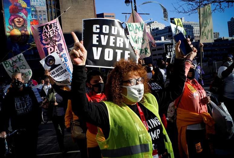 Manifestantes participam de ato a favor da contagem justa de votos na eleição presidencial de 2020, na Filadélfia
04/11/2020
REUTERS/Eduardo Munoz