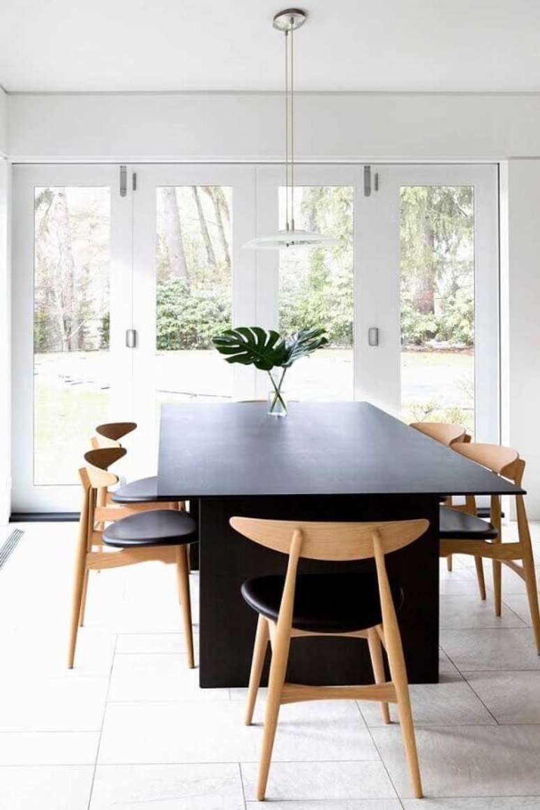 32. Mesa de jantar preta com cadeiras de madeira – Via: Architeccture Art Design