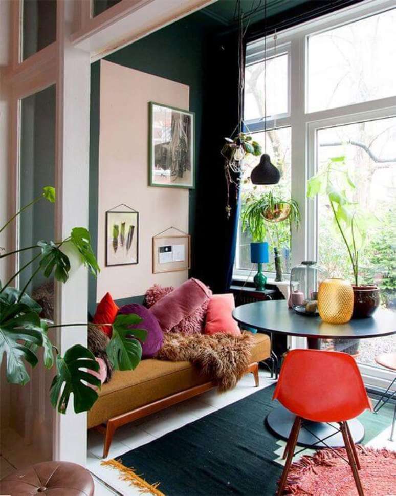 19. Mesa de jantar preta pequena com cadeira vermelha – Via: Pinterest