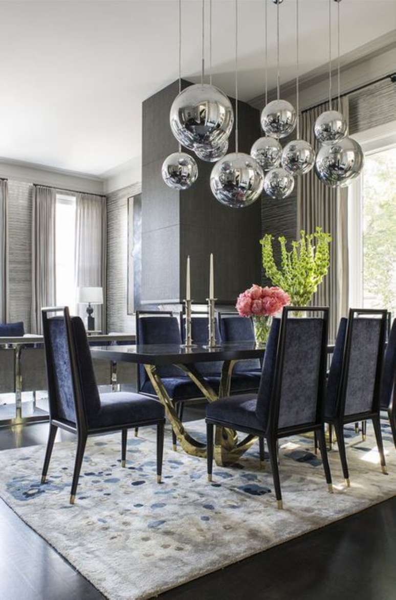 28. Cadeiras para mesa de jantar preta com dourado – Via: The Spruce