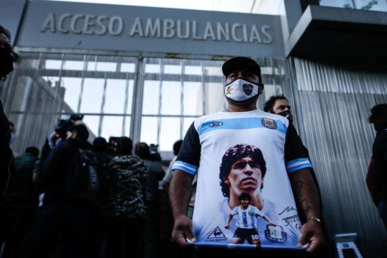 Fã de Maradona em frente à clínica de Buenos Aires onde o ex-craque foi operado
