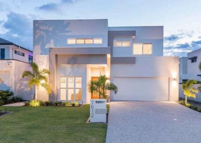 66- As sombras da vegeta&ccedil;&atilde;o refletem desenhos sobre a fachada da casa. Fonte: Pinterest