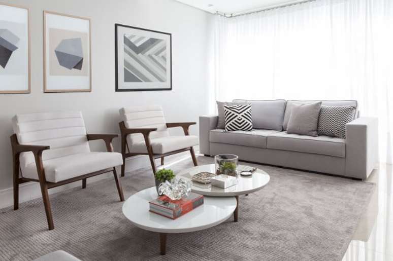 13. Conjunto de mesa de centro retrô branca para sala de estar. Projeto por Bárbara Dundes