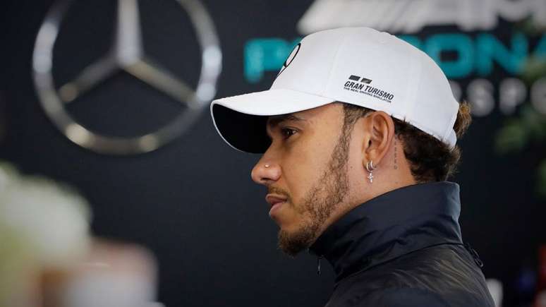 Lewis Hamilton; por trás do supercampeão, a estrela da Mercdes-Benz.