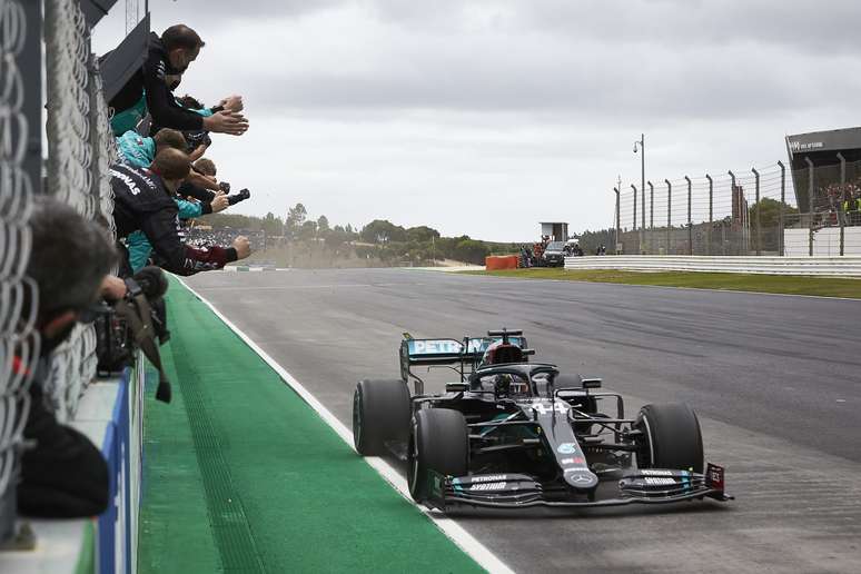 Hamilton já conseguiu 93 vitórias na Fórmula 1, todas com motor da Mercedes.