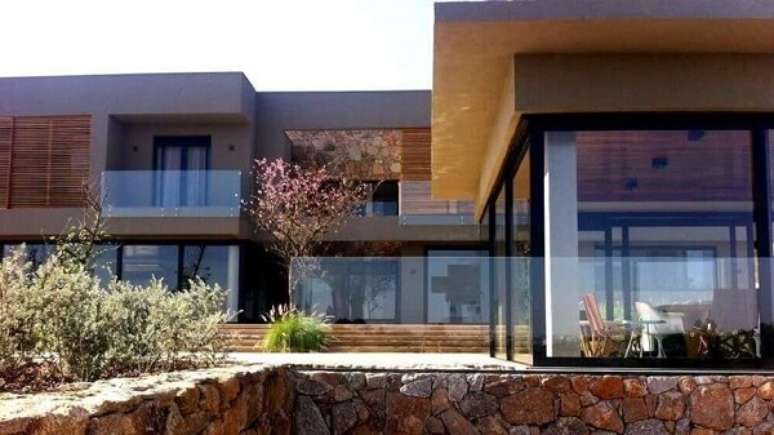 13- A platibanda foi pintada com tons escuros para destacar as pedras da fachada. Fonte: Pinterest