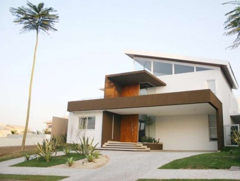 18- As casas com platibanda conferem &agrave; resid&ecirc;ncia personalidade. Fonte: Decorando Casas