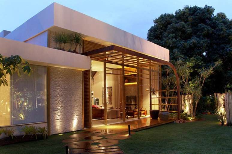 19- A platibanda complementa a decora&ccedil;&atilde;o da fachada moderna. Fonte: ConstruindoDECOR