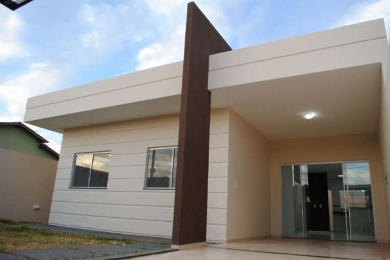 22- O telhado embutido na platibanda permite um acabamento est&eacute;tico agrad&aacute;vel. Fonte: Decorando Casas