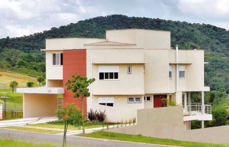 27- Na resid&ecirc;ncia, o telhado embutido na platibanda esconde a estrutura do telhado, a caixa d &aacute;gua e a ilumina&ccedil;&atilde;o zenital. Fonte: Construdeia