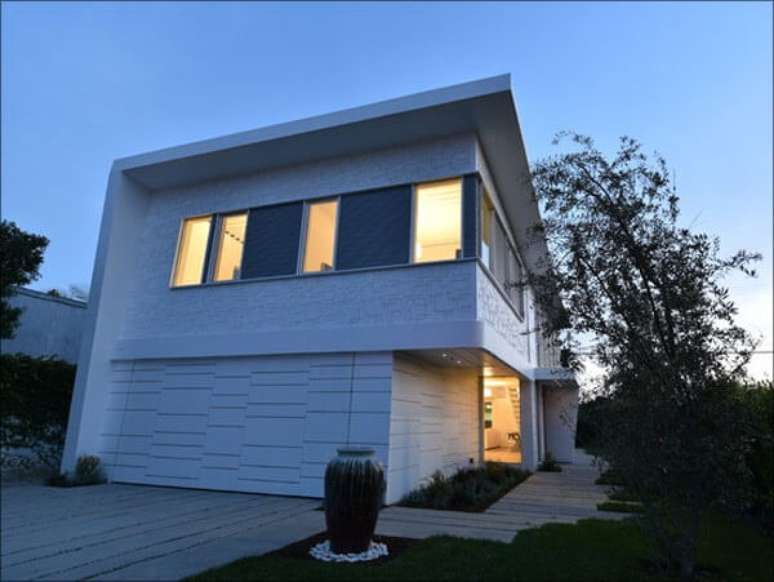 29- No sobrado, a platibanda &eacute; um elemento decorativo da fachada. Fonte: Plantas de Casas