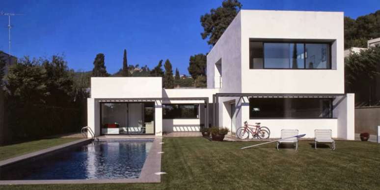 35- A platibanda reta deixa um aspecto &agrave; resid&ecirc;ncia. Fonte: Decor Salteado