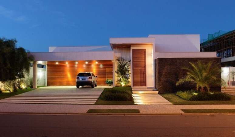 34- Na fachada diferenciada, a platibanda tem n&iacute;veis com alturas variadas. Fonte: Agora MT