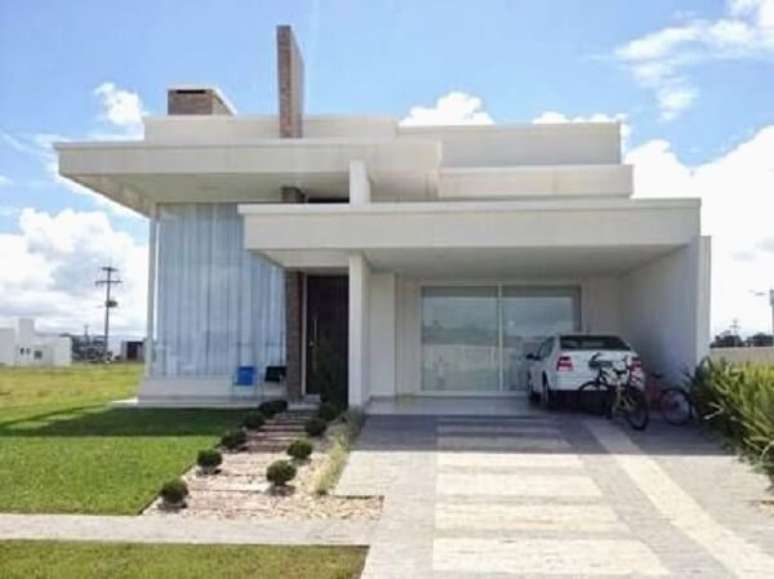 45- A casa tem platibanda em diversos n&iacute;veis e pintadas com tinta branca para criar um aspecto sofisticado. Fonte: Aptos na Planta