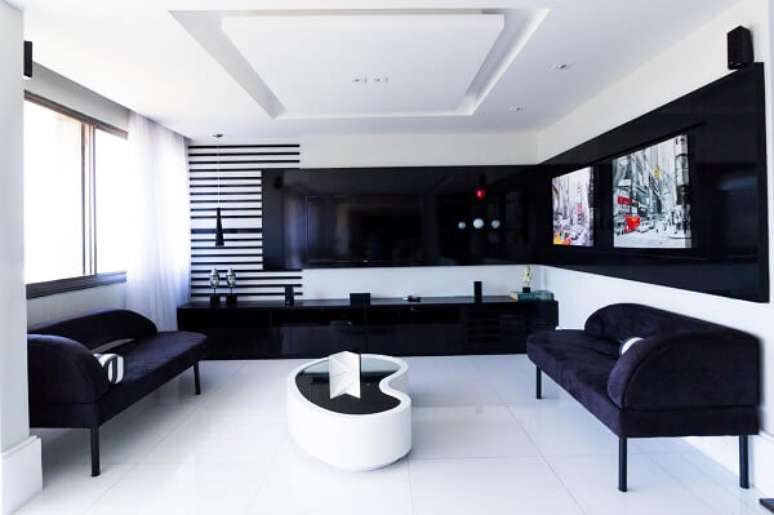 50. Sala de estar clássica com mesa de centro branca com vidro preto. Projeto por Elaine Fonseca