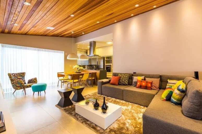 8. Teto com ripas de madeira e mesa de centro laca branca decoram a sala de estar. Fonte: BY Arq&Design