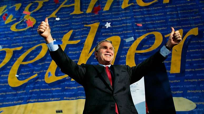 Em 2000, George W Bush foi eleito, embora Al Gore tenha vencido o voto popular com mais de meio milhão de votos