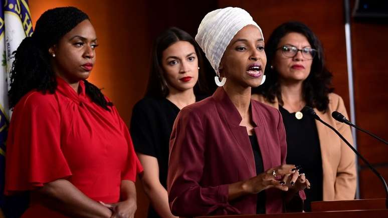 Deputadas democratas (da esq.) Ayanna Pressley, Alexandria Ocasio-Cortez, Ilhan Omar e Rashida Tlaib se reelegeram