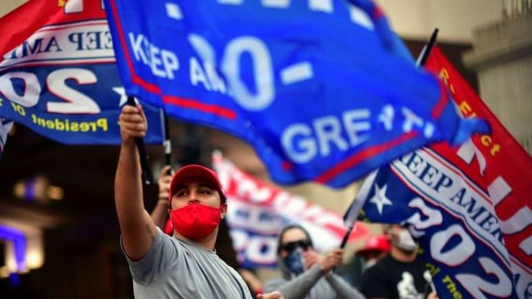 A apuração dos votos tem sido marcada por protestos entre apoiadores de Trump e Biden