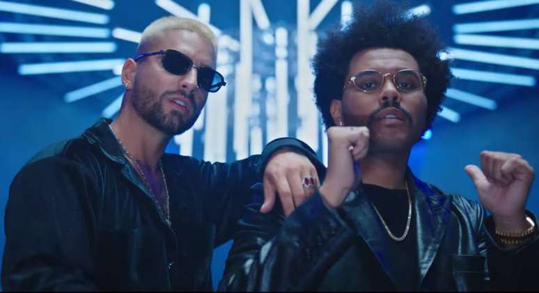 Os cantores Maluma e The Weeknd juntos no clipe de 'Hawái'