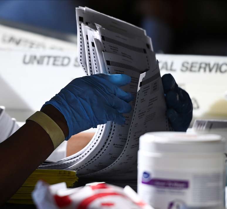 Contagem de votos da elei&ccedil;&atilde;o presidencial dos EUA em Atlanta
04/11/2020
REUTERS/Brandon Bell