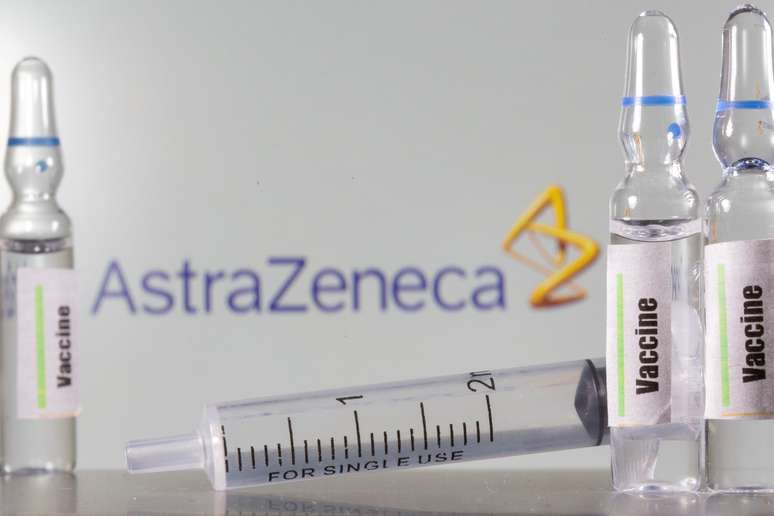 Tubo de ensaio rotulado como de vacina em frente a logo da AstraZeneca em foto de ilustração
09/09/2020 REUTERS/Dado Ruvic