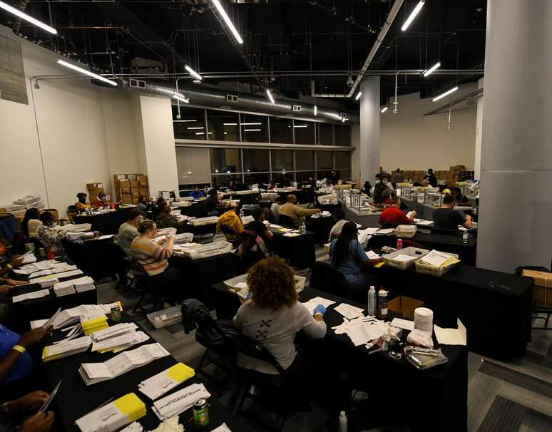 Contagem de votos em Atlanta, Geórgia
04/11/2020
REUTERS/Brandon Bell