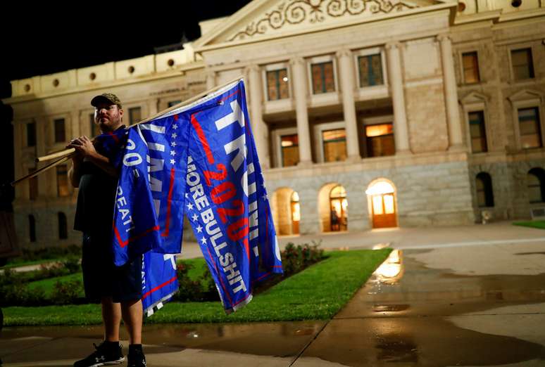 Apoiador do presidente dos EUA, Donald Trump, em Phoenix, Arizona
04/11/2020
REUTERS/Edgard Garrido