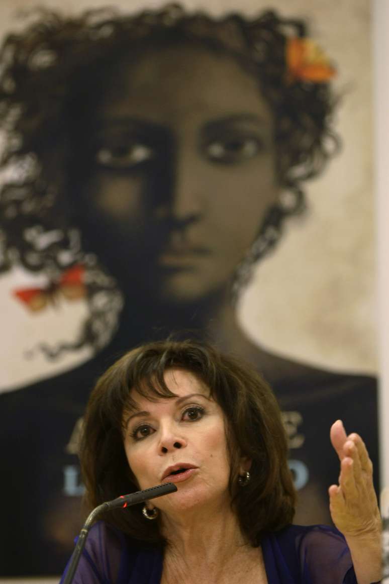 Escritora chilena Isabel Allende concede entrevista coletiva em lan&ccedil;amento de livro em 2009
16/09/2009
REUTERS/Sergio Perez