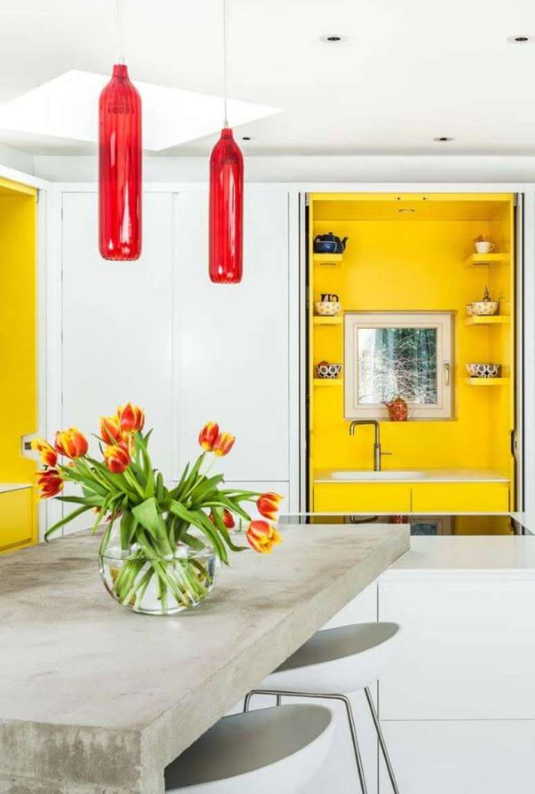 38. Armário de cozinha amarelo e branco e vermelho – Via: Pinterest