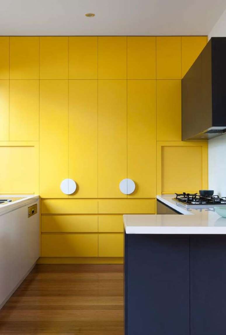 40. Armário de cozinha amarelo com bancada azul super moderna e alegre – Via: Pinterest
