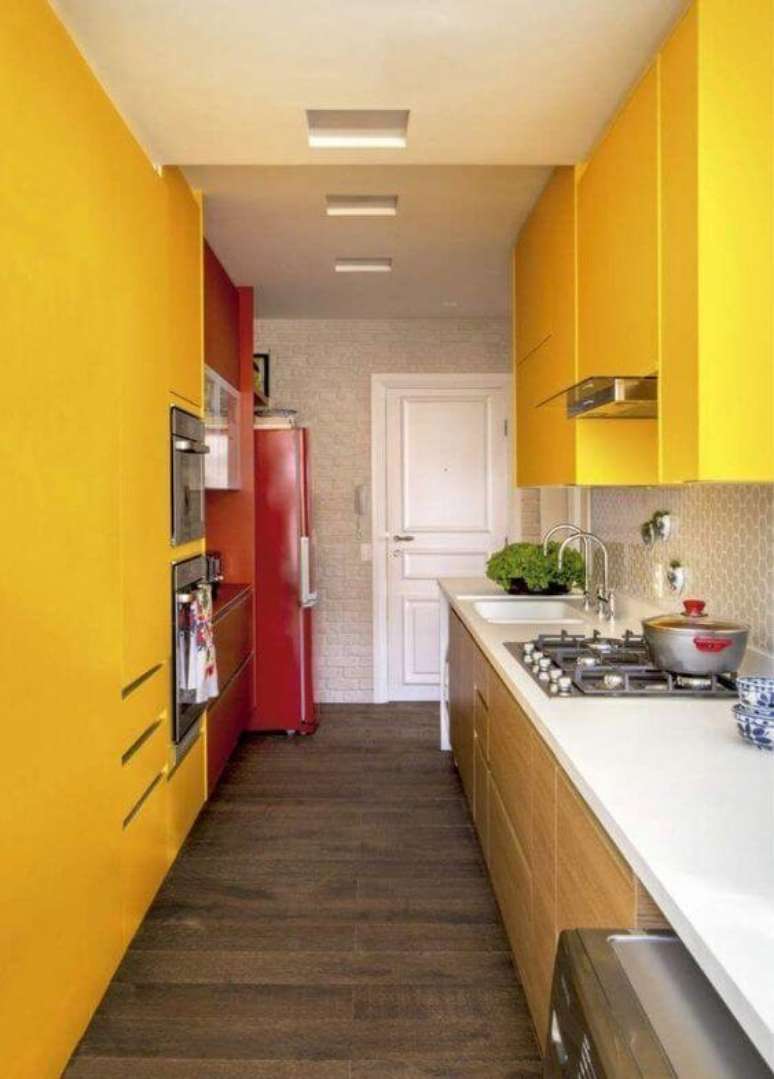 41. Armário de cozinha amarelo com bancada branca – Via: Pinterest