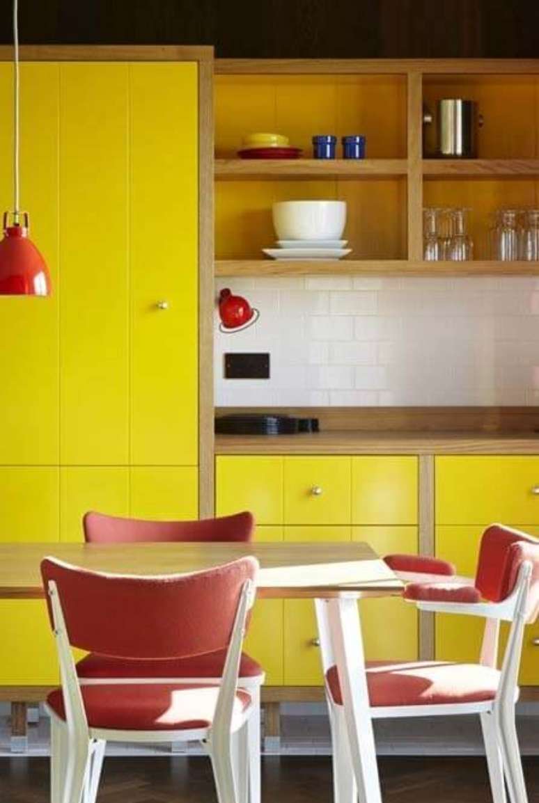 42. Armário de cozinha amarelo com cadeiras vermelhas – Via: Revista VD