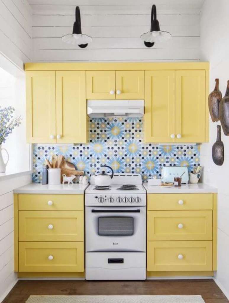 2. Revestimento azul com armário de cozinha amarelo pastel – Via: Pinterest