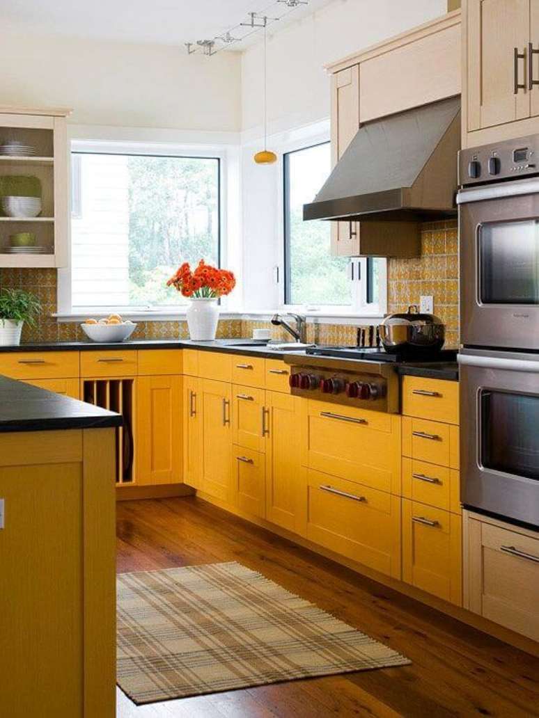 44. Cozinha em U com armários amarelos – Via: Better Homes and Gardens