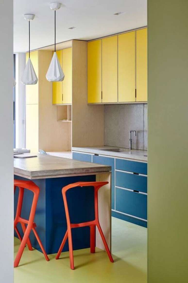 3. Aposte na combinação alegre de armário de cozinha amarelo com azul – Via: Casa Vogue