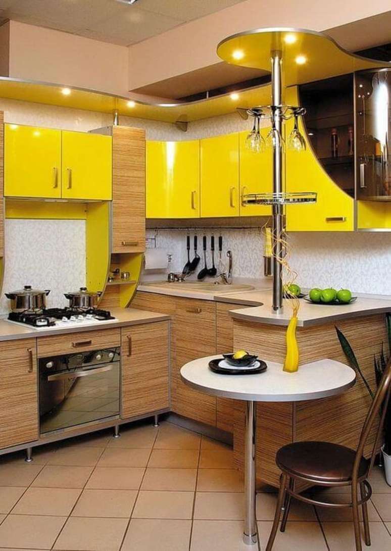 46. Armário de cozinha amarelo com madeira planejado – Via: In My Room
