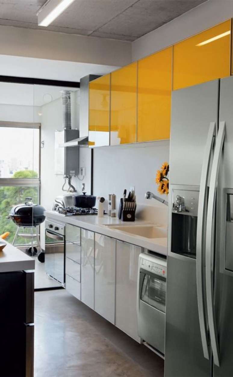 48. Arm&aacute;rio de cozinha amarelo e branco &ndash; Via: Casa Abril