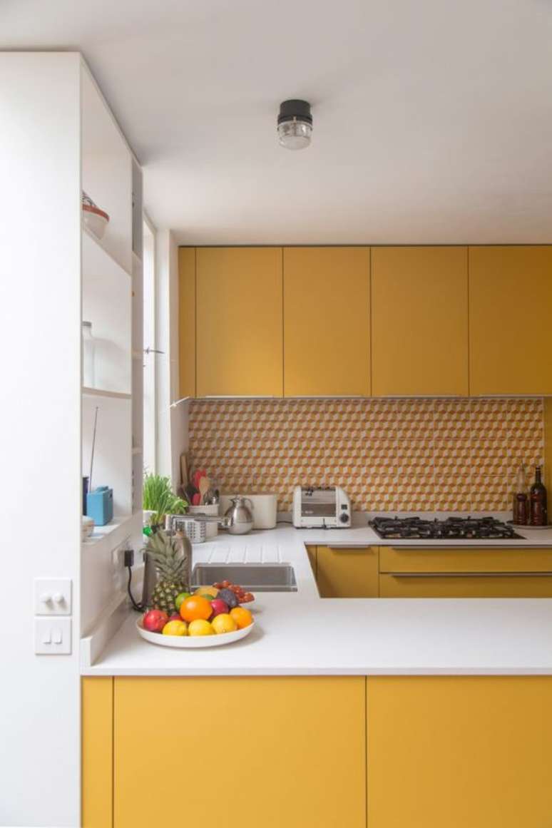 50. Armário de cozinha amarelo e branco com revestimento combinando com a paleta de cores – Via: Dezeen